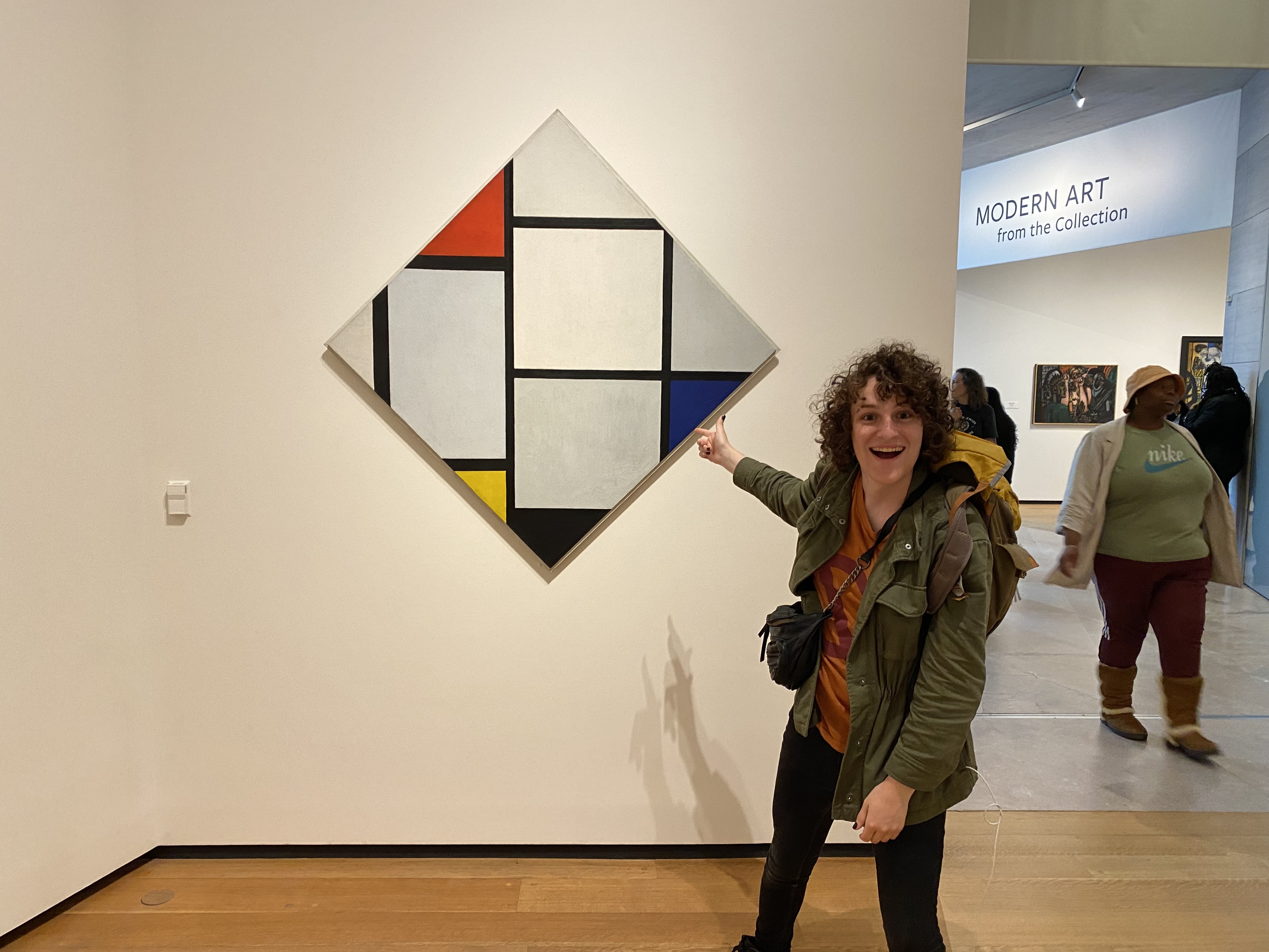 Emily excitedly pointing at a painting belonging to the De Stijl movement