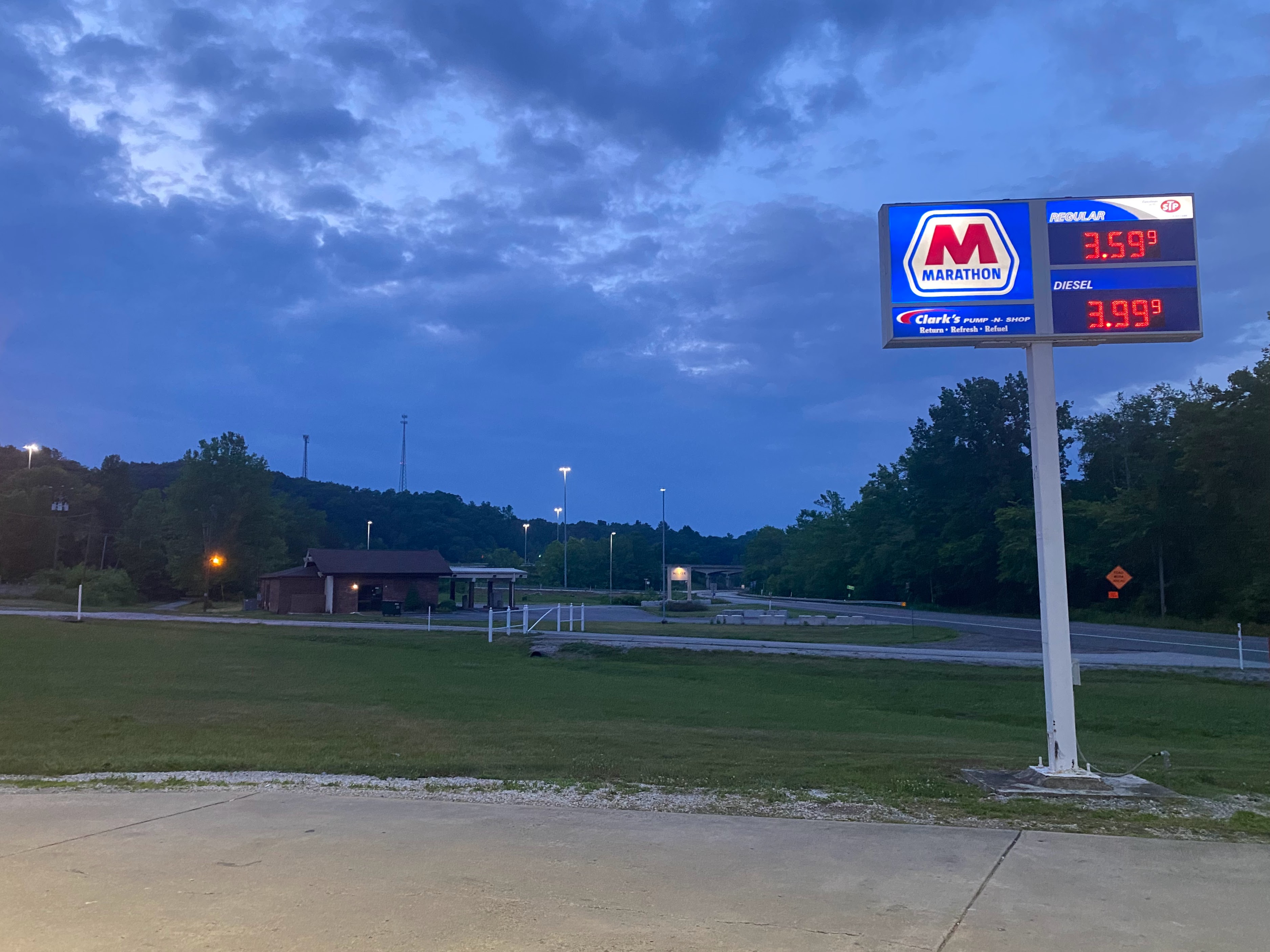 The Marathon gas station sign and surroundings.