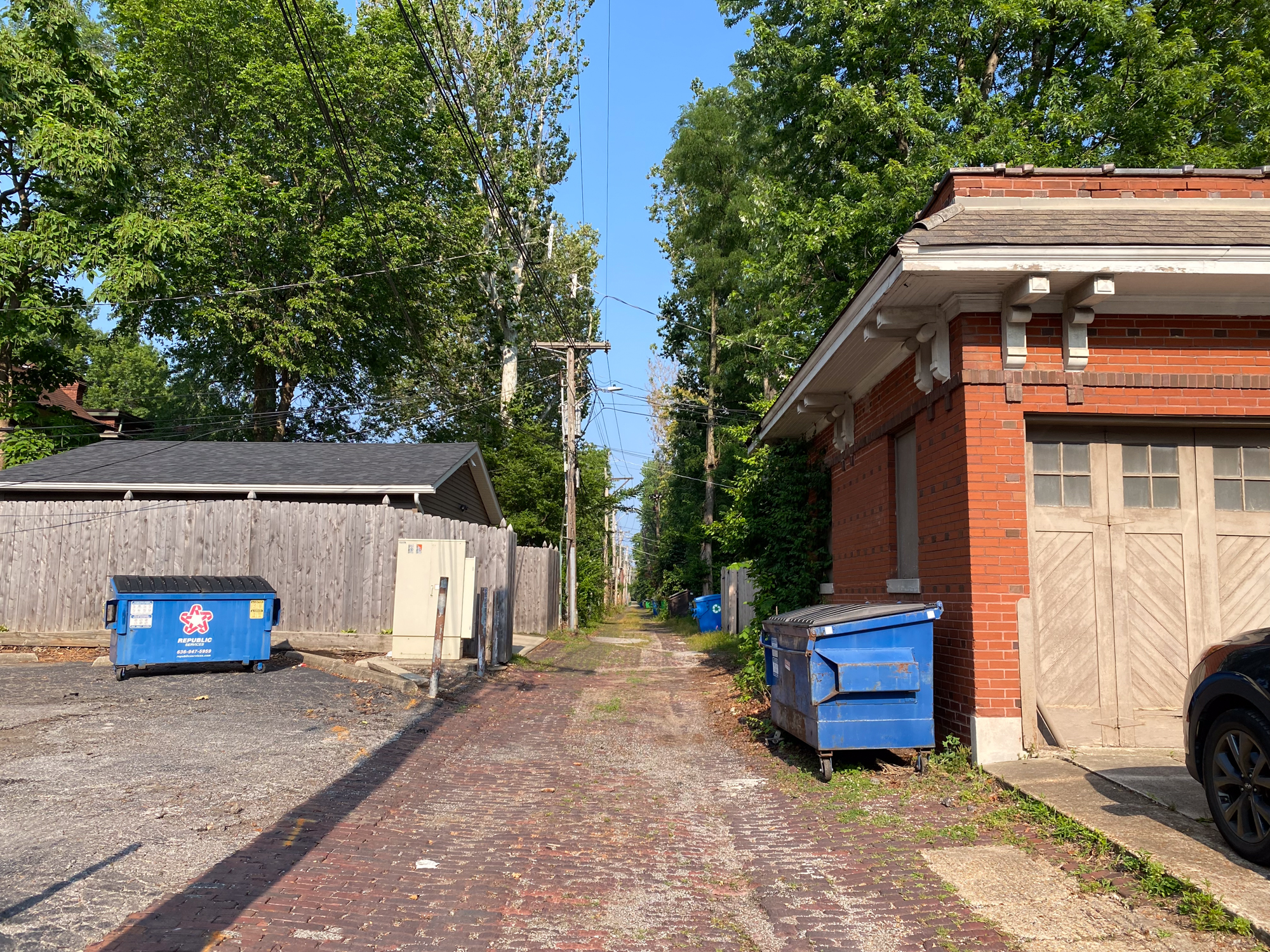 A photo of an alley in St Louis.